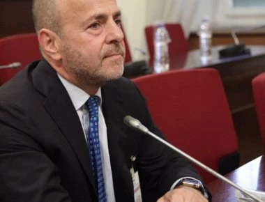 Τα πήρε όλα: Έδωσε 10 εκατομμύρια για τα ραδιόφωνα του Αλαφούζου